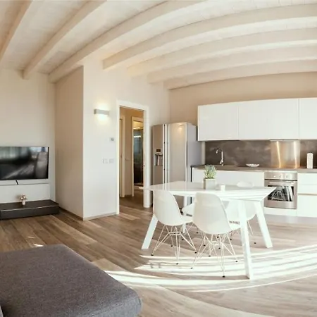 La Giolosa Gardapartments Apart Otel Moniga del Garda
